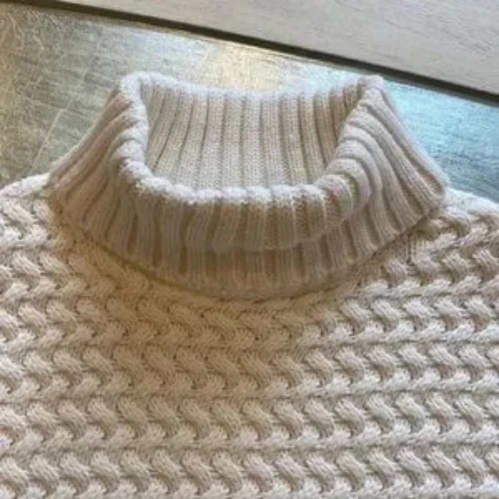 ASPEN GIRLS COTTON SWEATER PONCHO. OFF WHITE . SIZE 7-8
